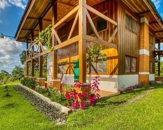 Large Home Set Into Lush Landscape with Private Pool & Gorgeous Deck Area - Grecia - Edificio