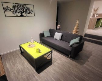 De l'herbe jusqu'aux genoux - appartement 60 m2 - La Vancelle - Sala de estar