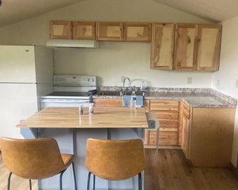 Charming 1-bedroom apartment with WiFi, AC in quaint Thermopolis - Thermopolis - Kuchyň