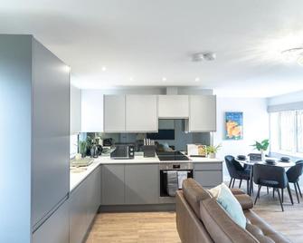 The Charming Redwood Escape, New Forest - Ower - Cocina