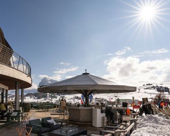 Como Alpina Dolomites - Castelrotto - Patio