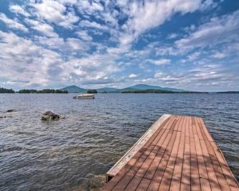 Drew North · 2-Acre Lakefront Haven | Dock, Kayaks, Guest House - Greenville - Beach