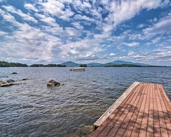 Drew North · 2-Acre Lakefront Haven | Dock, Kayaks, Guest House - Greenville - Strand