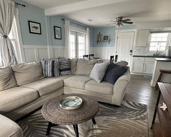 Lil'TipSea on Topsail - Close to the sound and beach! - Topsail Beach - Living room