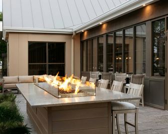 Delta Hotels by Marriott Burlington - Burlington - Binnenhof