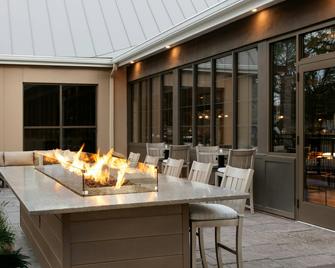 Delta Hotels by Marriott Burlington - ברלינגטון - פטיו