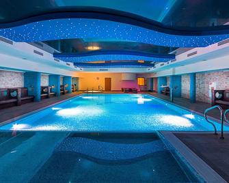 Hotel Delfin Spa & Wellness - Dąbki - Zwembad