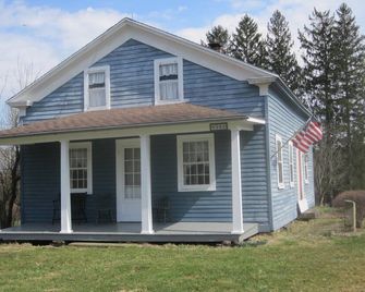Stay in an authentic 1823 post-and-beam framed Federal style rural farmhouse. - Jamestown - Bâtiment