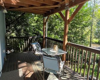 Riverside Retreat - Gold Bar - Balcony