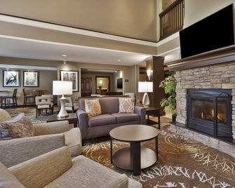 Equipped Suite | Free Breakfast, 24h Business Center + Seasonal Pool - Utica - Area lounge