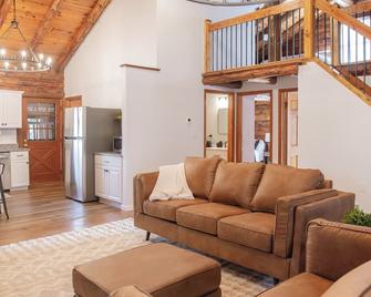 log cabin in the woods 3-bedroom cabin with pool table and WiFi in Honey Brook - Honey Brook - Living room