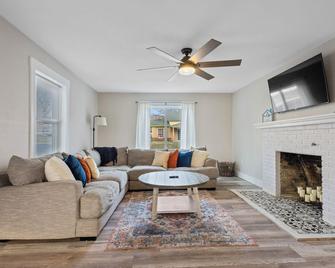 Elle House 4 Bedroom House in Historic Downtown Siloam Springs - Siloam Springs - Huiskamer