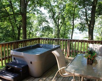 Sunset Studio, Amazing River Views, Hot Tub! New Listing! - Eastman - Balcony