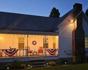 Mamaws Place -Cozy Farmhouse in Mtn City TN-Near Boone, Damascus and Doe Mtn - Mountain City - Будівля