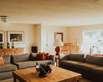 The Ranch - Luxurious Country Home in the Heart of Sunnyslope Wine Trail - Caldwell - Living room