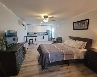 3 mins to All Things Waco: Casita - Waco - Bedroom
