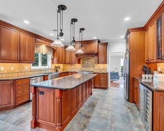 Mountain Views That`ll Take Your Breath Away! - Stony Point - Kitchen