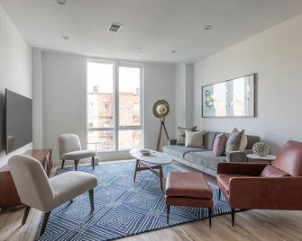 Sun-Drenched 3br Loft With Outdoor Space Near Nyc - Hoboken - Living room
