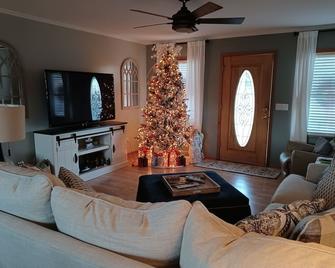 Rural Country Home, Wineries, Blue Ridge Mtns, Peaceful Retreat - Hamptonville - Living room