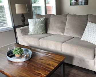 Charming 2-bedroom house in lovely Oregon City with AC, WiFi - Oregon City - Living room