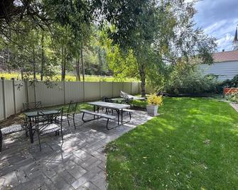 Rare Hideaway on Main, Retro unit - Deadwood - Patio