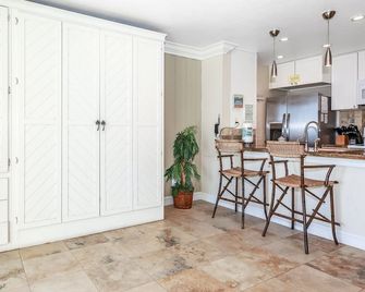 D11 - Beachfront Luxury - Oceanside - Kitchen