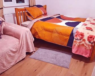 Private double room in a ahare flat available in East London - London - Bedroom