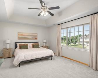 Charming 4-bedroom house with WiFi in wonderful Waukee - Waukee - Bedroom