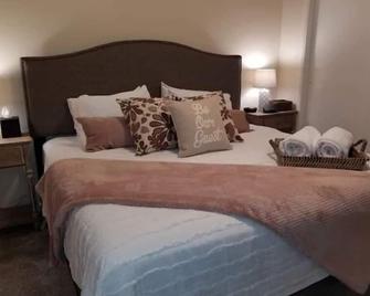 Lyle and Taylor present-Spacious Private Apt - Bourbonnais - Ložnice