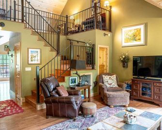 Mountain Memories - Riverfront Log Cabin, Immaculate, Beautifully Furnished, Blocks From Town! - Lake City - Living room