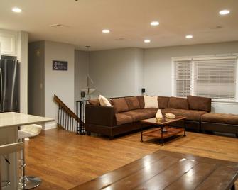 Host your family, friends or corporate holidays gatherings here - Lake Hopatcong - Living room