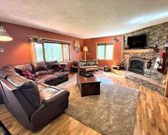 Diamond Jewel - Firepit, Large yard, Hot tub - Deadwood - Living room