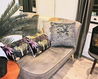 Studio Sleeps 3 - Free WiFi - Flat-screen Tv - London - Living room