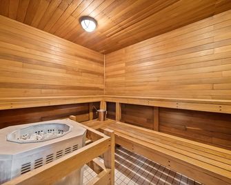 Guest House Inn & Suites - Edson - Spa
