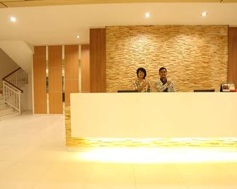 Fovere Hotel Palangkaraya - Palangkaraya - Front desk