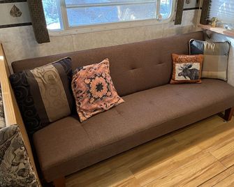 ADK Treehuggers' Paradise near Lake Champlain Pet-friendly glamping with hot tub - Westport - Living room