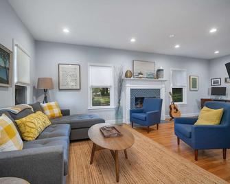 Mystic Twin Charmers: Fair Winds | Walk to downtown! - Stonington - Living room
