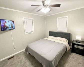 Tranquil Hideaway: Your Private Lakefront Retreat - Dale - Habitación