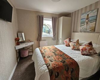 1 Bed Cabin - Sleeps 2 - Pets - 2 Min To Beach - Bridlington - Bedroom