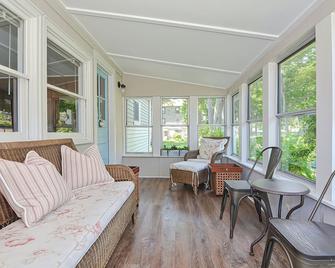 Beach Bungalow: The perfect getaway to two of Rockport's finest beaches. - Rockport - Living room
