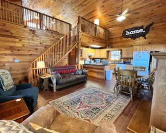 Amazing Long Range View, Hot Tub, Pool Table, 20min Bryson City, Cherokee, Gsmnp - Whittier - Living room