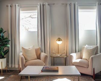 Douglas on Third Corner Suite-Adorable Apartment on 3rd St. McMinnville #14 - McMinnville - Living room