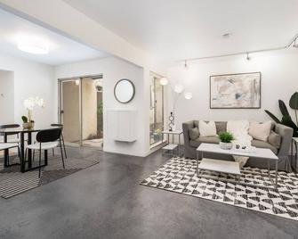 Give rent 1 luxury room - Concord - Living room