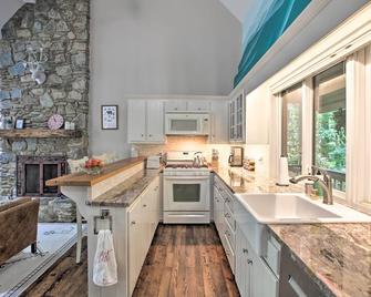 Wintergreen Resort Home w/ 2 Decks + Ski Access! - Roseland - Cocina
