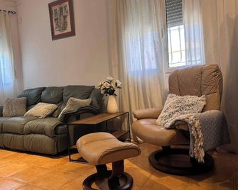 Casa Bueno Sunset Villa - Sleeps 7, Pool & Aircon - Zurgena - Living room