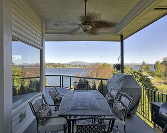 Endless Views @ This Elegant 5 Lake Stevens Home - Lake Stevens - Balcony
