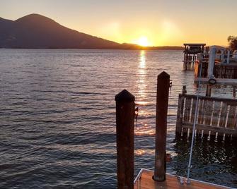 Stunning Lakefront, Beach/Huge Dock,2 Kayaks, Sleep 8, Prime Fishing Spot - Clearlake Oaks - Bedroom
