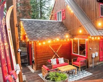 Walk to Beach, Dogs Ok, Hot Tub -Salty Bear Cabin - Homewood - Patio