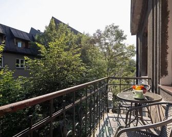 Apartments on Krupówki Street with Mountain View by Noclegi Renters - Zakopane - Balcony