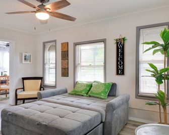 5 Blocks To Beach Apt With Balcony In Oc - Ocean Grove - Living room